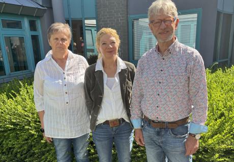 v.l. Außenstelleleiterin Martina Czerwinski und die ehrenamtlichen Mitarbeitenden Brigitta Janker und Christoph Lessmann